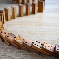 Pengaruh permainan domino dalam seni dan sastra