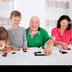 Turnamen domino antar teman di rumah