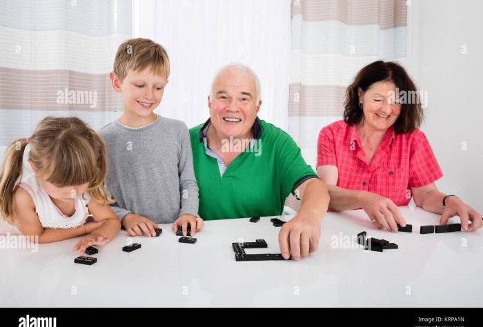 Turnamen domino antar teman di rumah